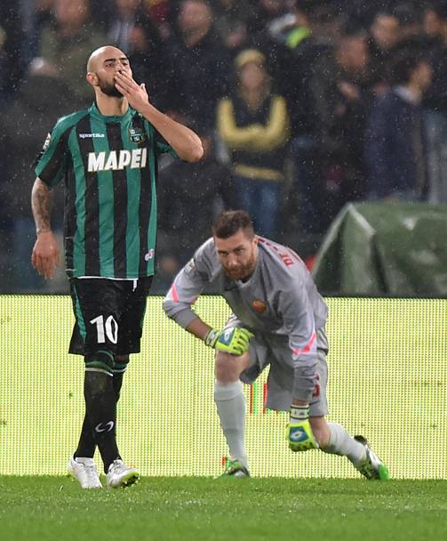 Il bacio di Simone Zaza e la delusione di Morgan De Sanctis: sono i due protagonisti del primo gol segnato in Roma-Sassuolo. Ansa